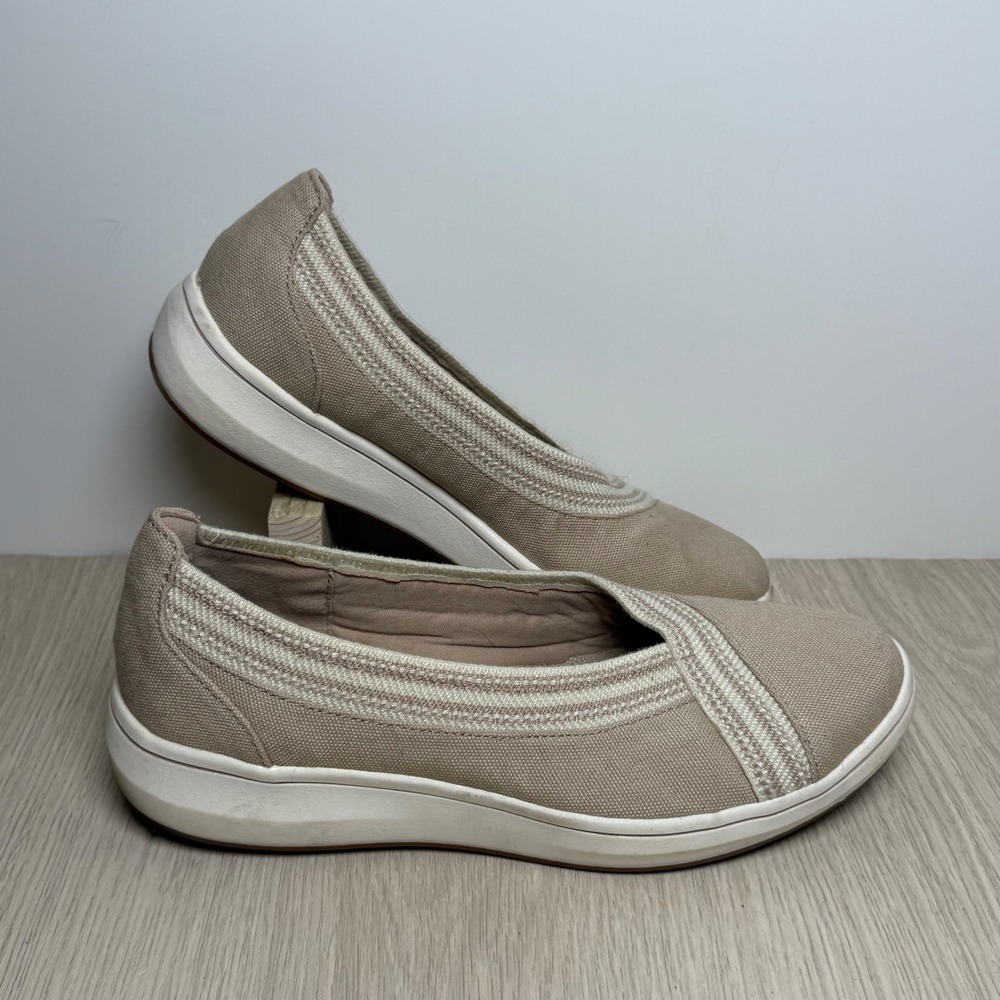 Slip On Flats Clarks Cloudsteppers Womens 7.5 Tan Canvas Casual Comfort 26181591
